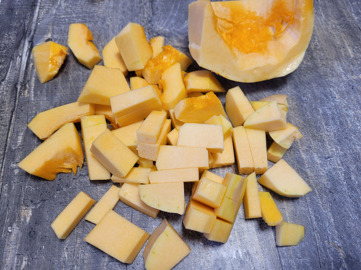 Берём  тыкву- у меня 400гр.Нарезаем на кусочки.Чем меньше кусочки, тем быстрее готовить суп.