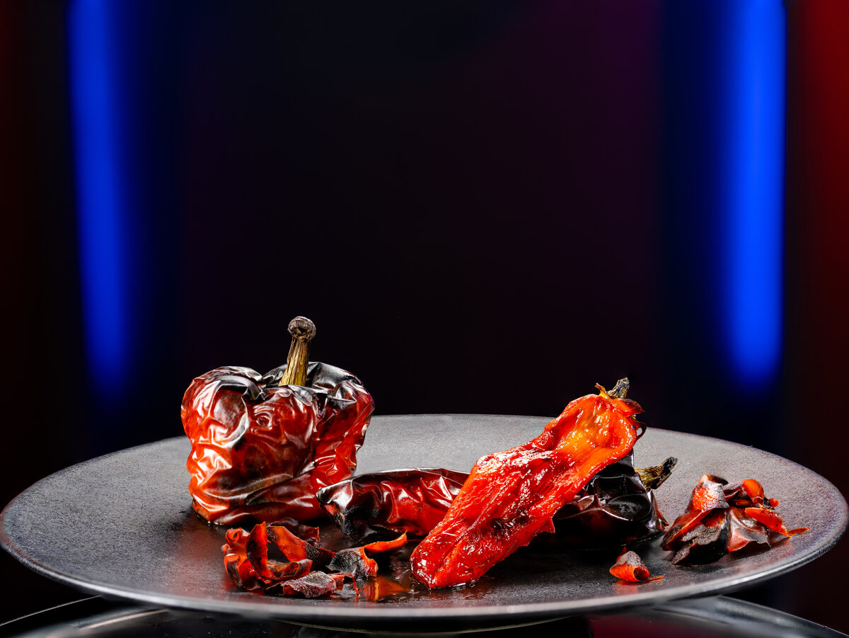 Для привлечения внимания и перемены впечатлений данная статья украшена случайно выбранными иллюстрациями из мой новой книги. Это запеченный перец - это еще не блюдо, это заготовка для получения вкусного блюда!