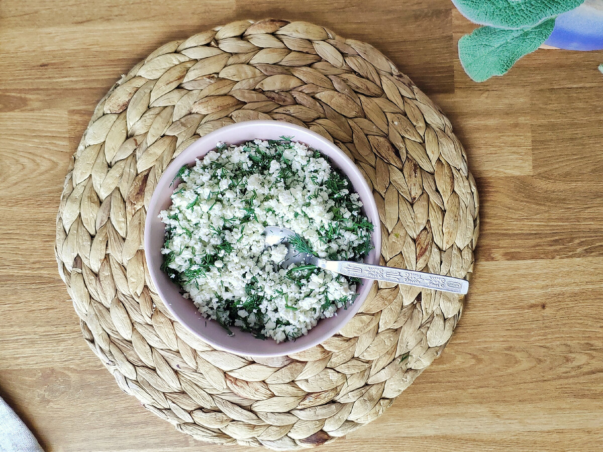 Подготовить начинку из творога и зелени