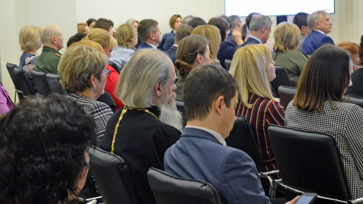     Частичная мобилизация затронет 300 тысяч наиболее работоспособных мужчин и лишит рынок труда еще сотен тысяч тех, кто решил уехать от призыва за границу. Как это отразится на экономике и можно ли будет заменить потерянные кадры — в материале Inkazan.