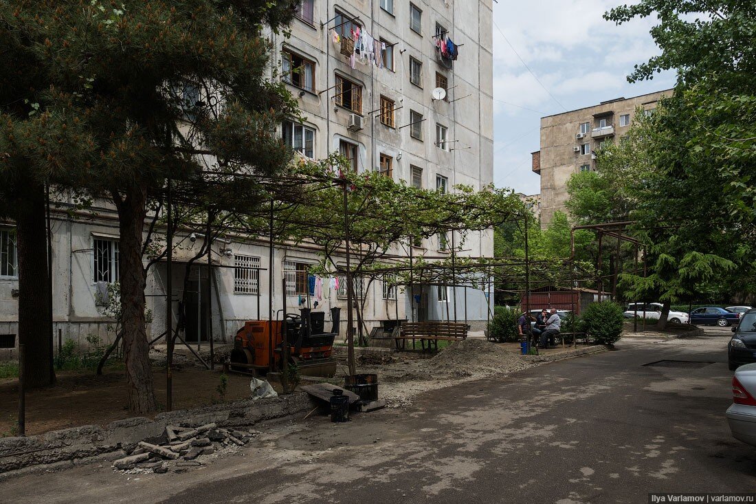 Несколько лет назад я побывал в Грузии. Начать я бы хотел с жилых районов Тбилиси. В далёком 2017 однокомнатная квартира в столице Грузии стоила $30 000.-35