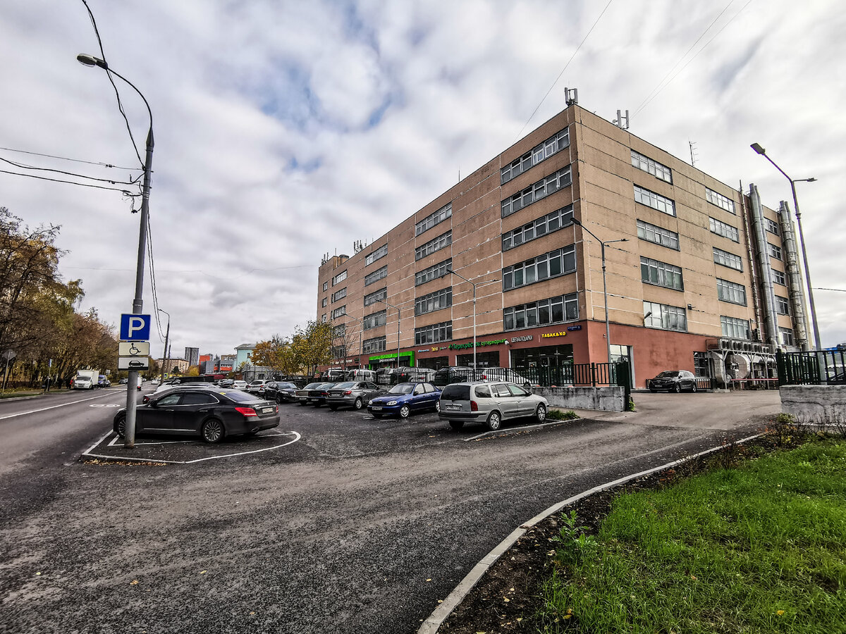 Дом 5 по улице Максимова. Раньше здесь были автосервисы, а теперь - разные магазины, в том числе и "Перекресток".