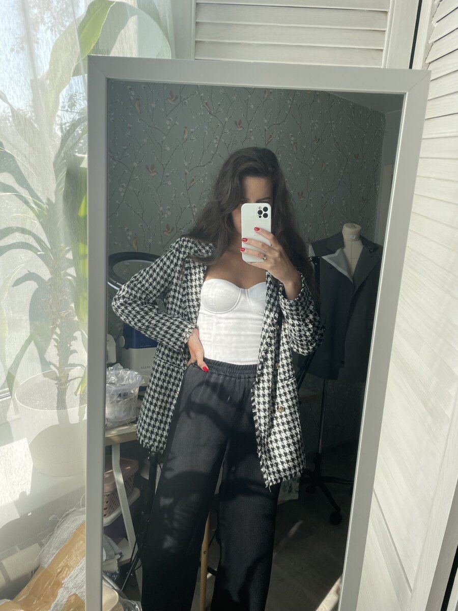 На фото Юлия, сшила себе бюстье и прекрасно стилизует его в повседнеаной жизни. Тут важно, что оно однотонное и в базовом гардеробе выполняет сразу несколько ролей.