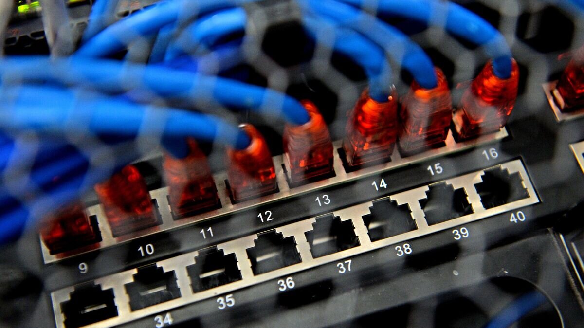    Сервер в машинном зале в региональном опорном ЦОД компании "Ростелеком" в Екатеринбурге© РИА Новости / Павел Лисицын