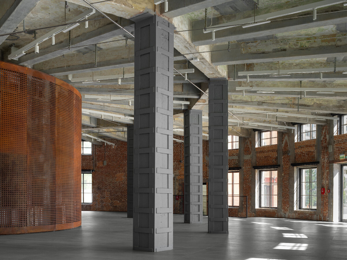 Первый этаж. Потолки законсервированы в обшарпанном виде. Для отделки центральной части зала использована кортеновская сталь.