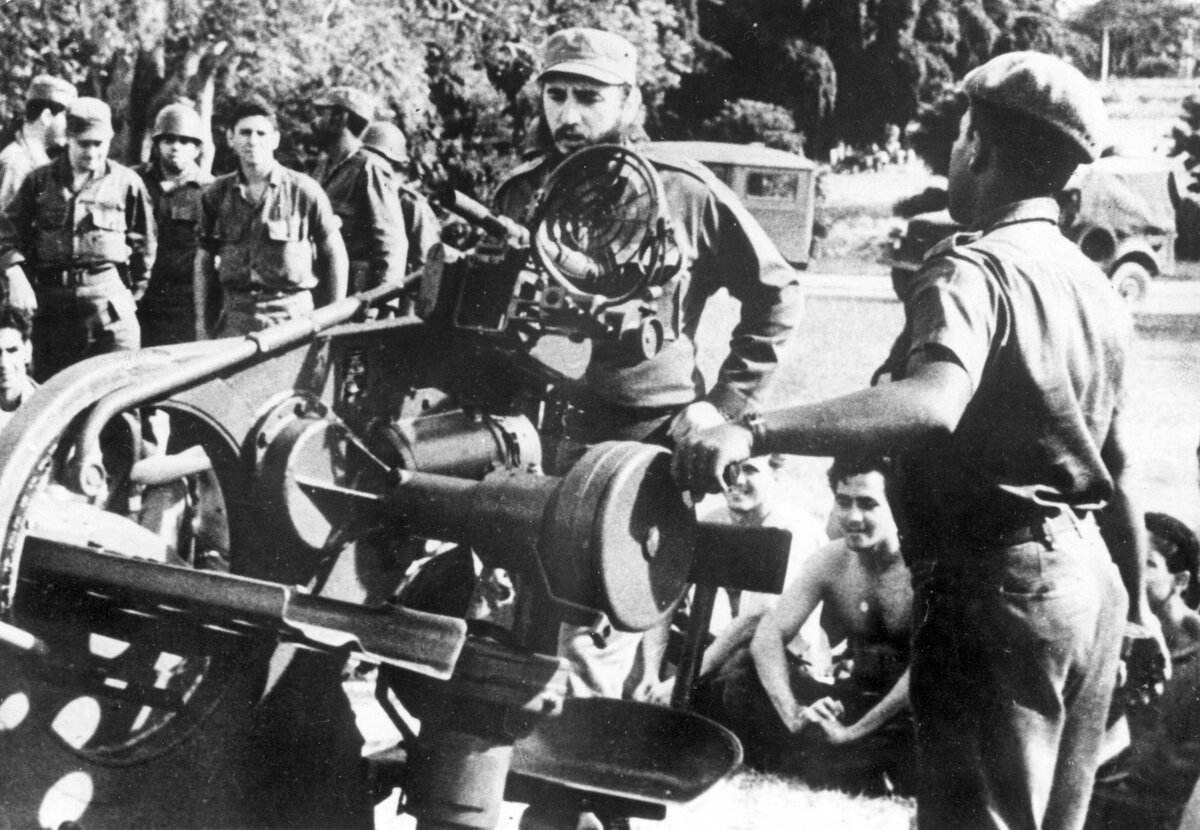    В 1961 году советский лидер Никита Хрущёв в послании к руководству США заявил, что СССР будет оказывать народу Кубы всю необходимую помощь для отражения вооружённых нападений. Тем не менее американские спецслужбы продолжили деятельность, направленную на свержение Кастро / Gettyimages.ru