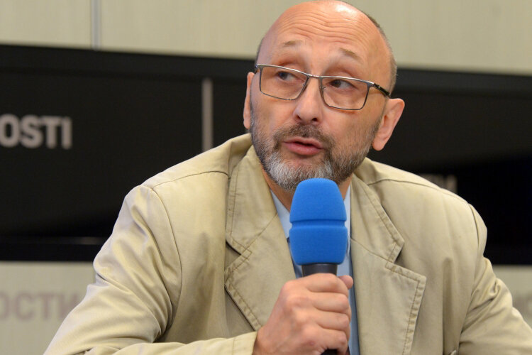    Алексей Захаров: «Нам каждый день минобороны показывает молодых пацанов, которые отдают свою жизнь за жизни других людей. Это не абстракция. Человек отдал свою жизнь ради того, чтобы ты говорил, что меня это не коснется»