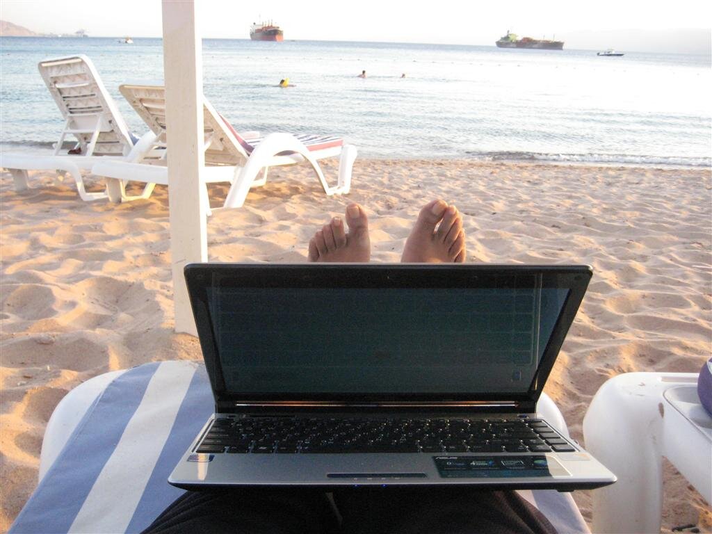 Поменяться ноутбуками. С ноутбуком на пляже. С ноутом на море. С ноутбуком на море. Море пляж ноутбук.