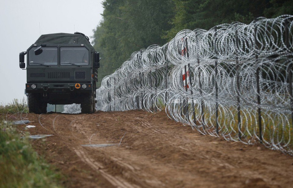     Польша приступила к строительству временных заграждений на границе с Россией  REUTERS