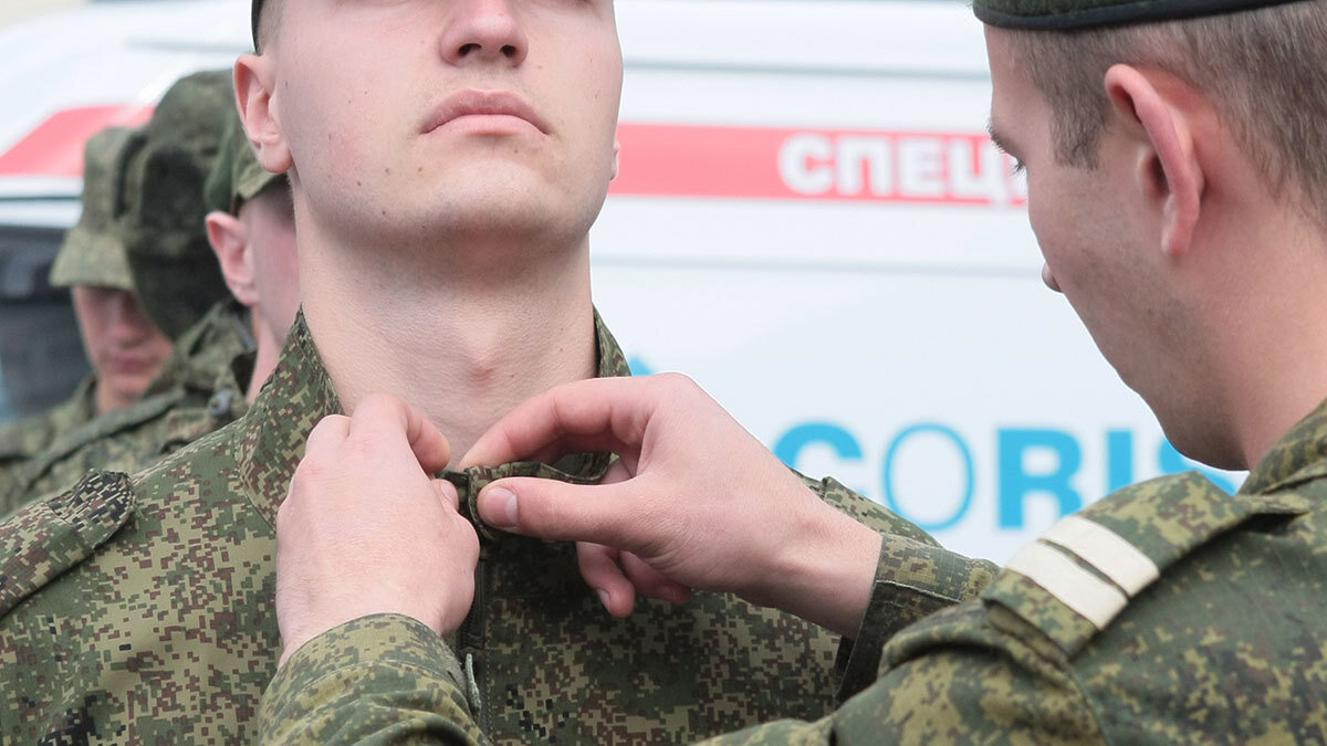 Срочники могут быть направлены для выполнения задач в условиях вооруженных конфликтов, но при соблюдении определенных условий / Екатерина Кузьмина / Ведомости 