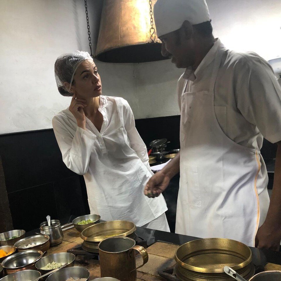     Секреты питания по Аюведе Люция постигала в том числе и на кухне, общаясь с поварами. Фото: соцсети