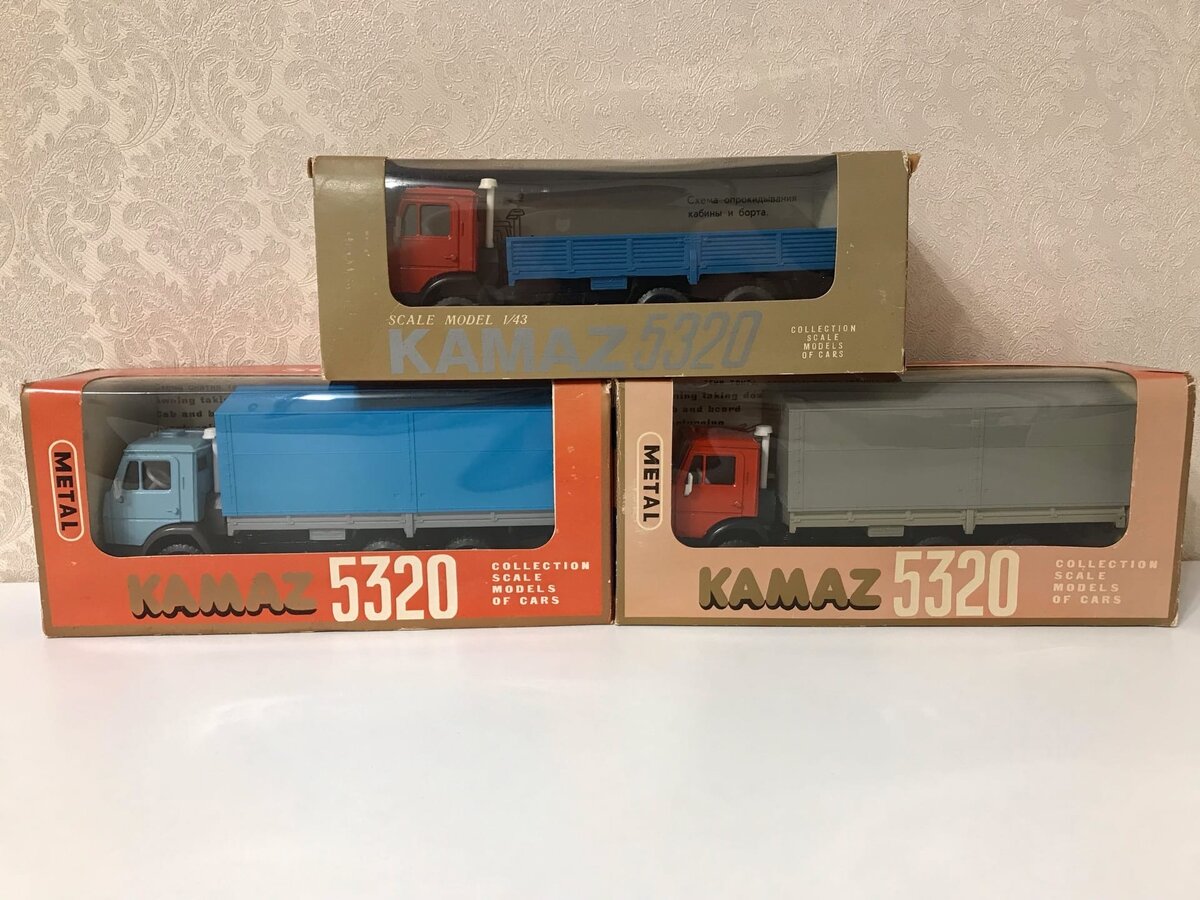 Тот что без тента 80 или 81-го года, с голубой кабиной мог быть с 80 по 82 г. и серый тент 84-й год.