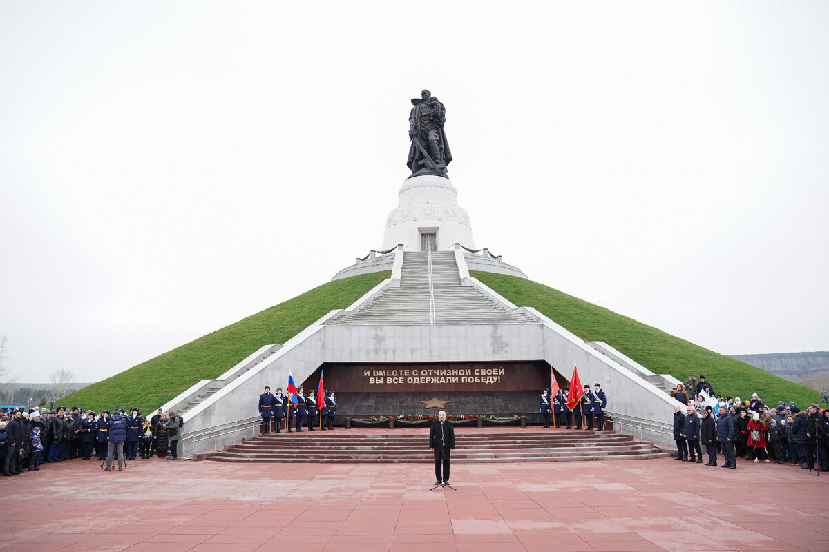 Открыт памятник. Памятник солдату освободителю в Берлине в Трептов парке. Мемориал воину-освободителю в Кузбассе. Памятник Трептов парк в Берлине. Воин-освободитель Трептов-парк Берлин.