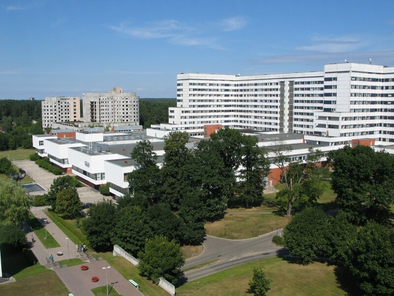 Больница времен "оккупации" Латвии неподалеку от дома. Дальний корпус "независимая" латвия достроить так и не смогла.  https://img-fotki.yandex.ru/get/6001/castles-ren.a5/0_42ffb_87daf728_XL.jpg