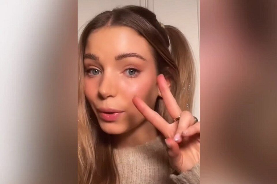     Изабель гордится, что в свои 31 выглядит как школьница. Скрин видео