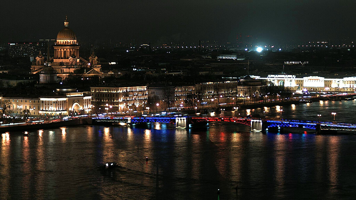 Дворцовый мост в День народного единства окрасился в цвета флага России.