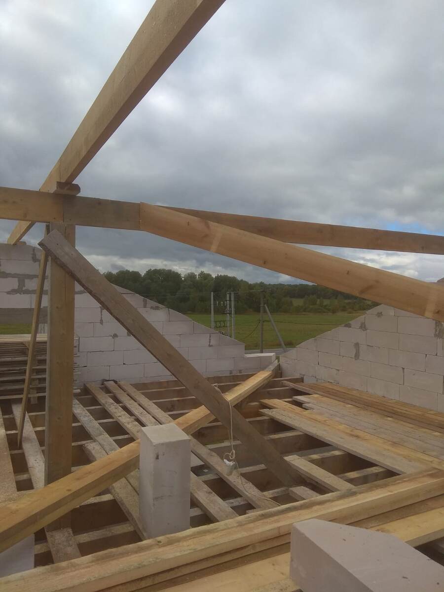 Установили коньки и ендовы.