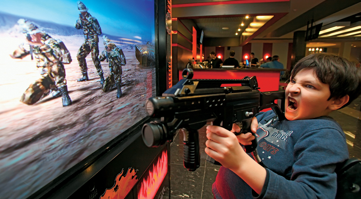 ролик видеоигры. человек с джойстиком. виртуальная реальность гонки. персонаж из видеоигры. жестокость в компьютерных играх.