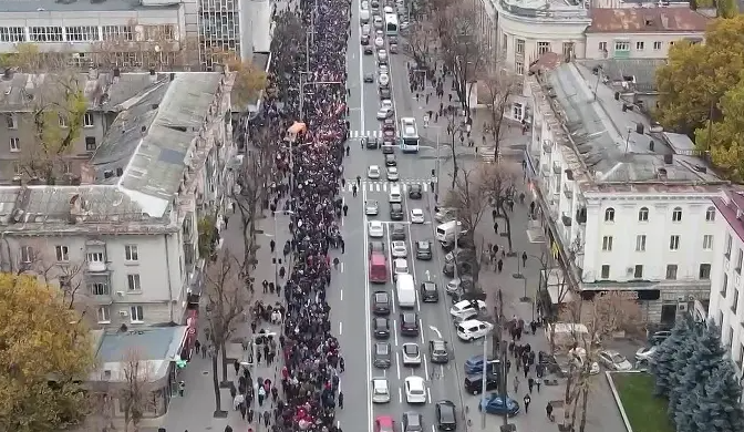 Протестующие на улицах Кишинева (фото с сайта ok.ru)