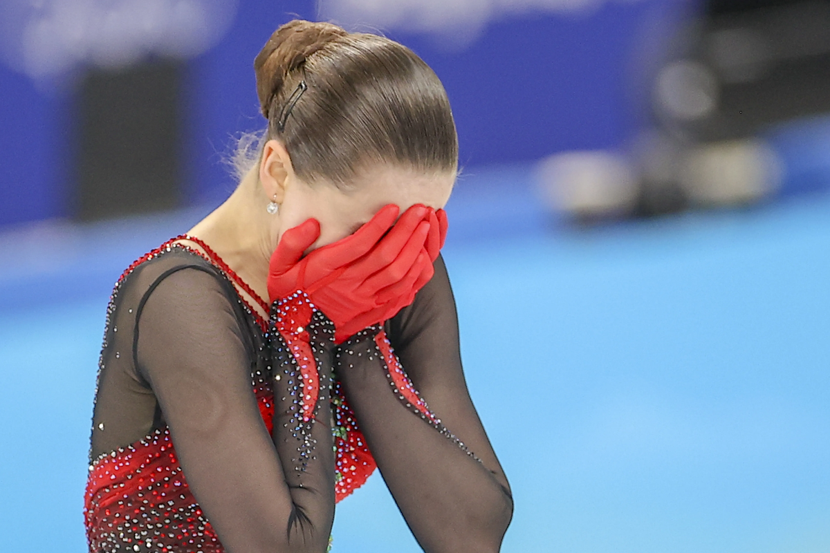 Тренер слезы. Камила Валиева Олимпийская чемпионка. Камила Валиева фигурное катание 2022.