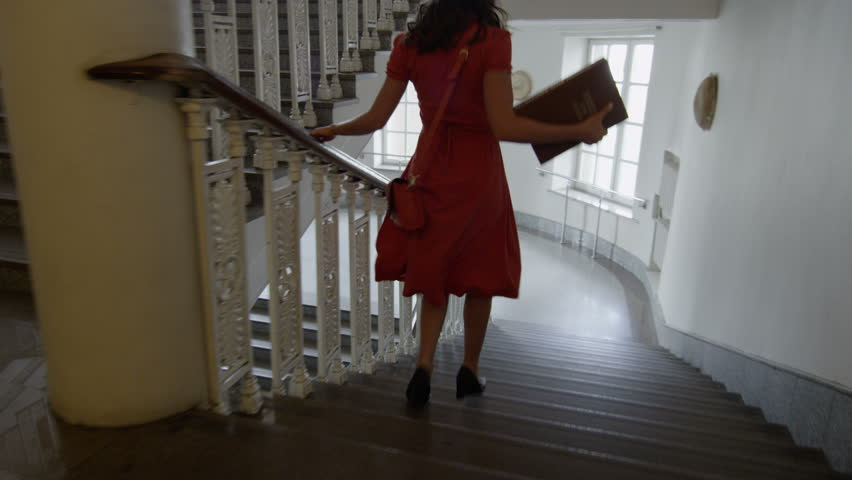 летящей походкой она выбежала из суда (фото из открытых источников)