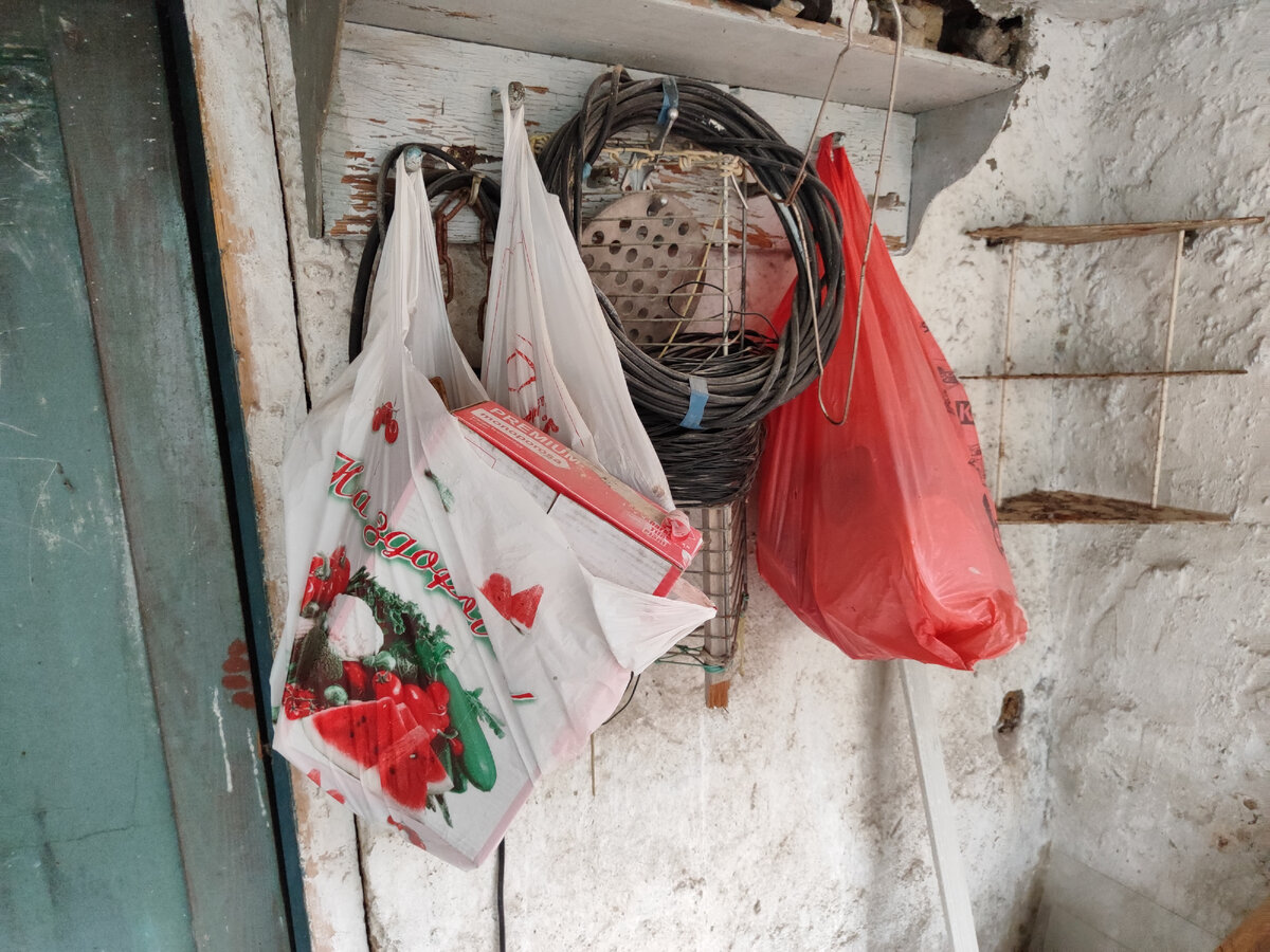 Такой мусор можно и самим выкинуть в контейнер