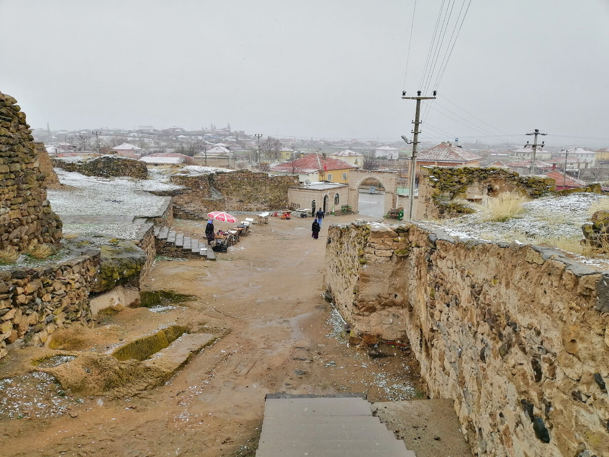 Мы были в Каппадокии в марте, в это время в регионе выпал небольшой снег
