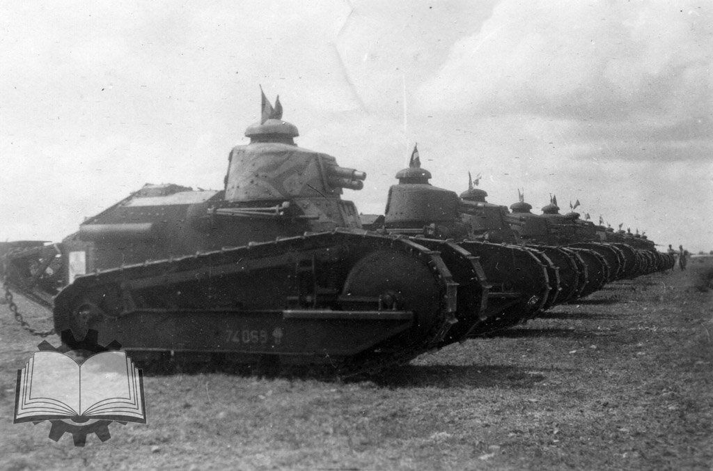 Линейка Renault FT, 1935 год. Данная машина всё еще оставлась самым массовым танком французской армии, и не от хорошей жизни.