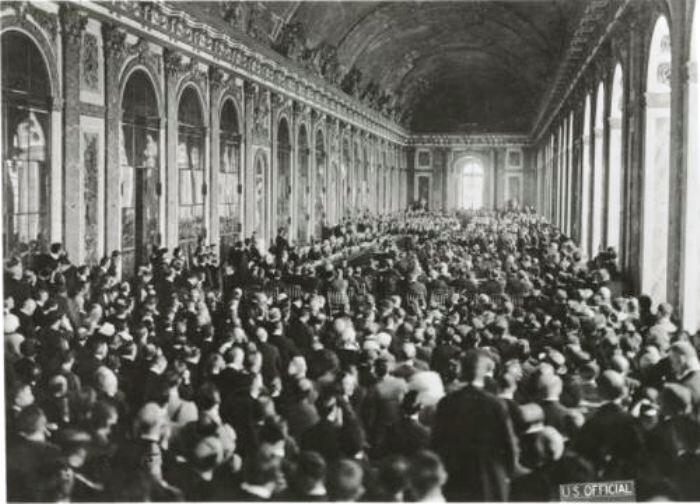 В Версальском дворце во время подписания договора 28 июня 1919 г. (Публичная библиотека Нью-Йорка)
