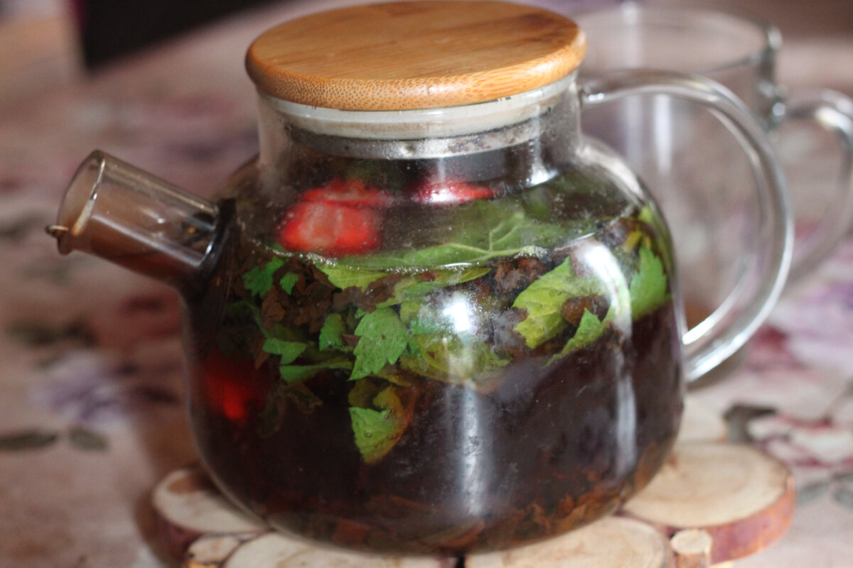 Чёрный чай, мелисса, мята, листья чёрной смородины, садовая земляника. 