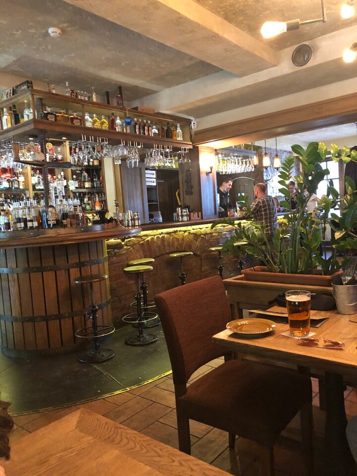 Зал и барная стойка ресторана.