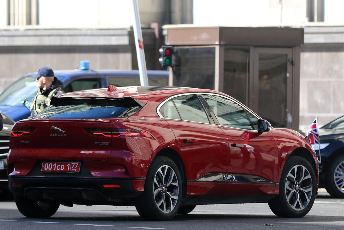 "электричка" из Великобритании Jaguar I-Pace EV400 Чрезвычайного и Полномочного Посла Великобритании в России Деборы Броннерт
