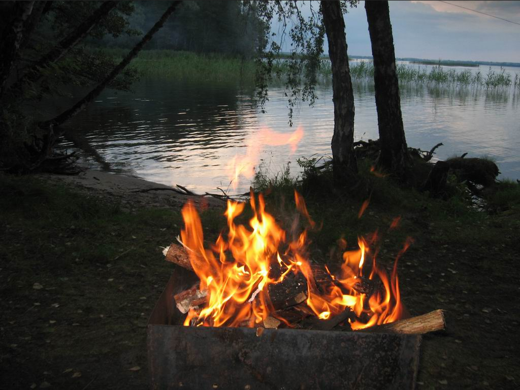 Палатка и костер на берегу моря