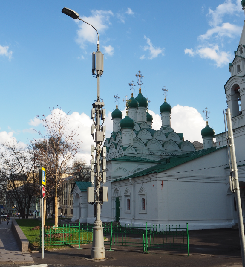 Опора двойного назначения у парка "Зарядье"