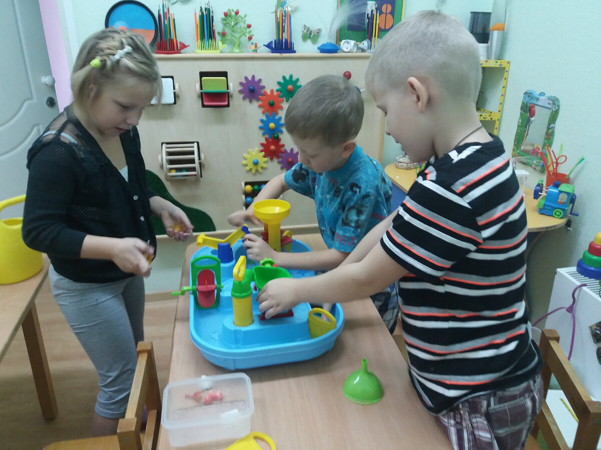 Игры с водой организуются в кабинете педагога-психолога и на улице