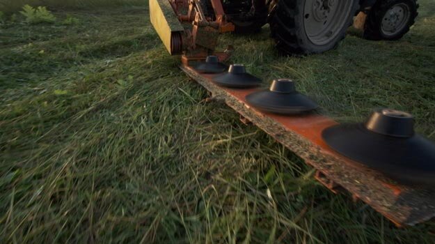 Тракторная косилка КРН 2.1 с защитным кожухом