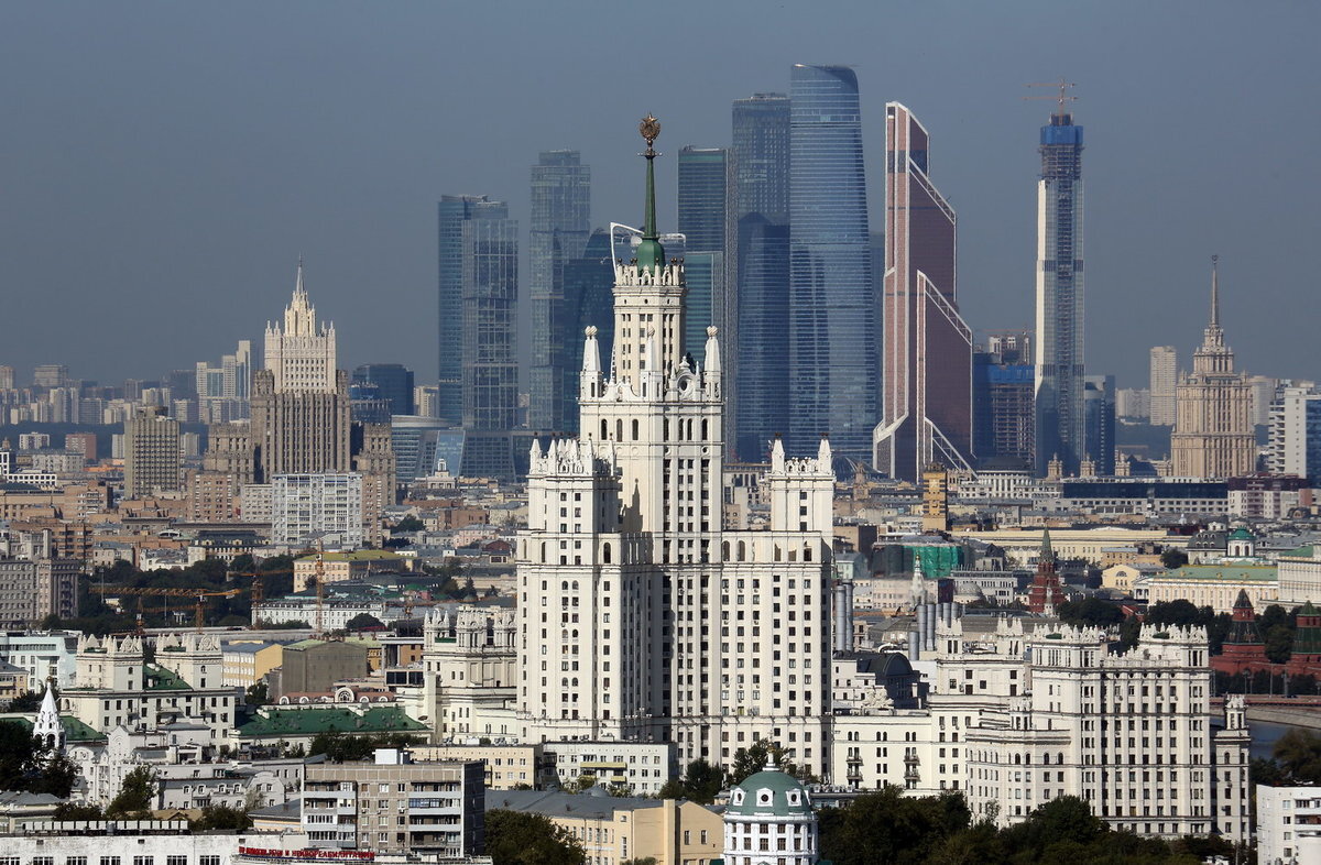 "Москва-Сити" конкурирует со сталинскими высотками