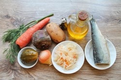 Подготовьте все необходимые ингредиенты для приготовления винегрета. Овощи возьмите среднего размера, особенно это касается свеклы, она может быть кормовой. Овощи тщательно вымойте под теплой водой жесткой щетке от грязи. Если овощи имеют признаки гнили или повреждения грызунами, то откажитесь от них. Отварите картофель, и морковь в течение 25 минут и охладите. Свеклу отварите в течение 40-60 минут, залейте холодной водой на 10 минут, остудите.