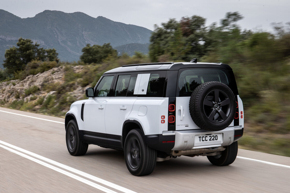 Land Rover Defender P 400e PHEV: на шоссе легко преодолевает отметку 200 км/ч