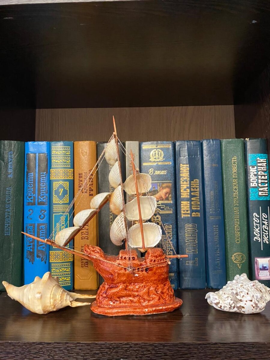 Итак, дорогие мои, продолжаем мечтать о море. Мысли материальны. Я уже нашла парусник, прыгайте на борт...