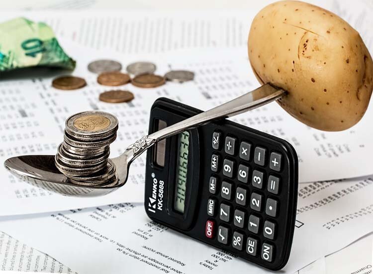 Вам нужно освоить правила тридцати дней . Каждый раз когда вам захочется совершить необязательную покупку вы должны подождать 30 дней и затем спросить самого себя нужна ли вам эта вещь . Вам в скорее всего уже не будет нужна это покупка, и тем самым вы сэкономите деньги простым ожиданием.