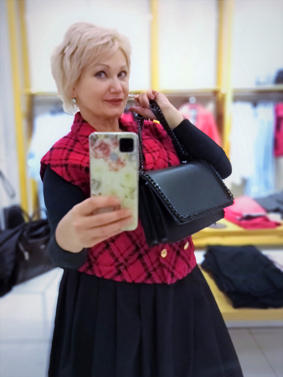 Юбка и жилет стоят одинаково. А сумка - 2200.