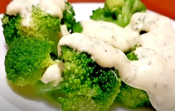 Готовая брокколи с соусом