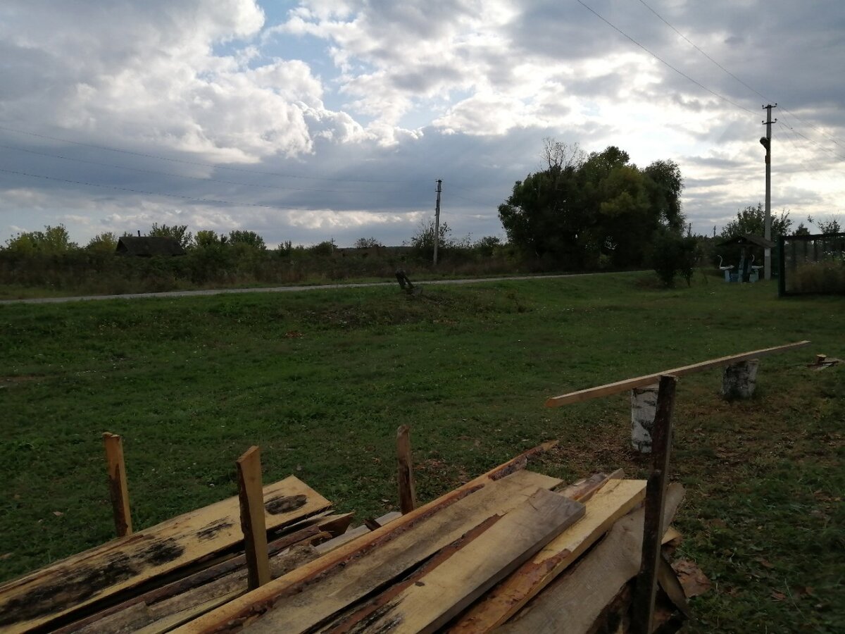 Наш участок ниже уровня дороги. Фото автора