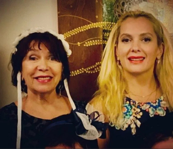 Мария Порошина с мамой . Фото из открытого источника "Яндекс. Картинки." 