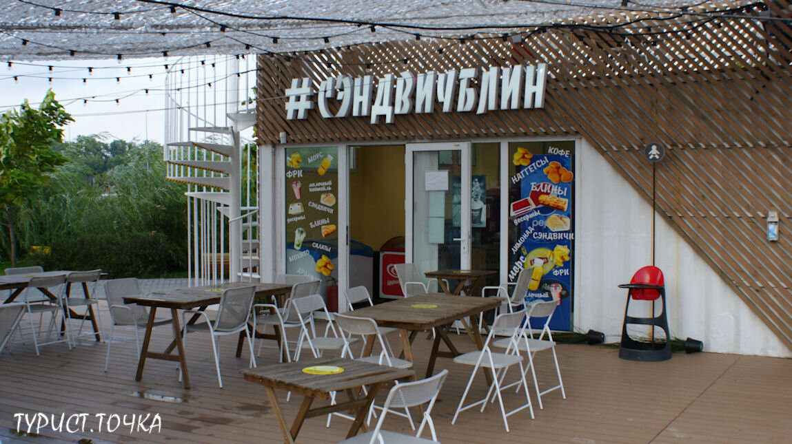 В кафе есть детские стульчики