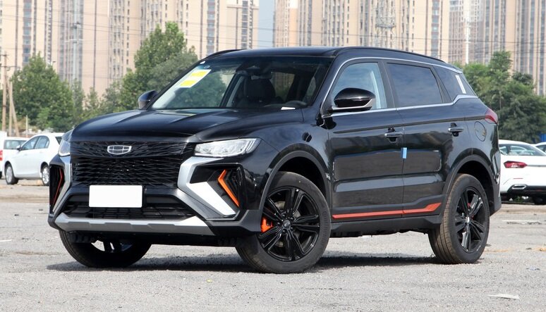 На фото: кроссовер Geely Atlas X