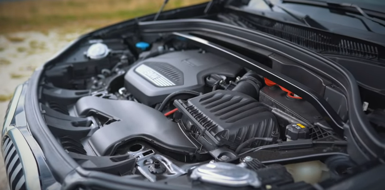 Двигатель от компании BMW, вид слева.