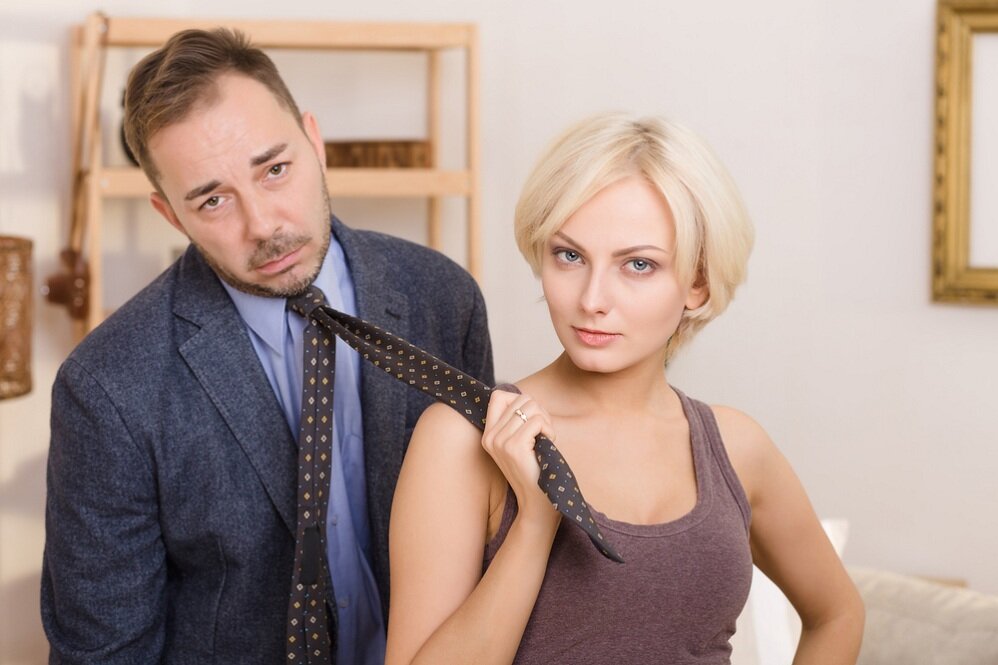 Она не хочет работать. Образ домохозяйки давно не в моде. Мужчина просто не понимает, что можно делать дома целый день и от чего можно устать, даже если он приходит в сияющую чистотой квартиру, ложится на отглаженные свежие простыни и ест ужин из пяти блюд. Чтобы не пребывать в раздражающем образе домохозяйки и бездельницы, стоит устроиться на работу, хот бы на неполную занятость или работать удаленно, из дома. Зарабатывающая «на булавки» женщина социально более привлекательна в глазах мужчины чем абсолютная иждивенка.
