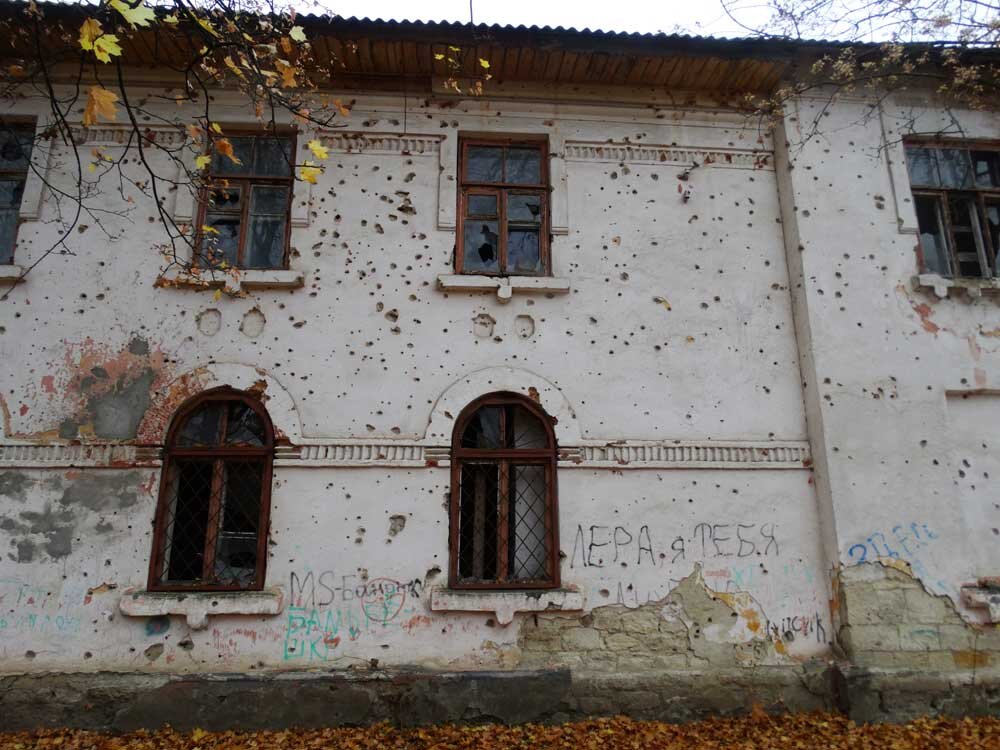 Следы боев на домах в Бендерах. 